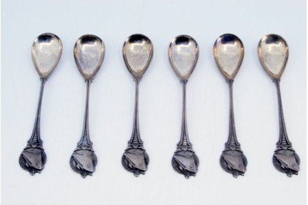 Conjunto de seis colheres de café em prata com barcos relevados nos cabos.